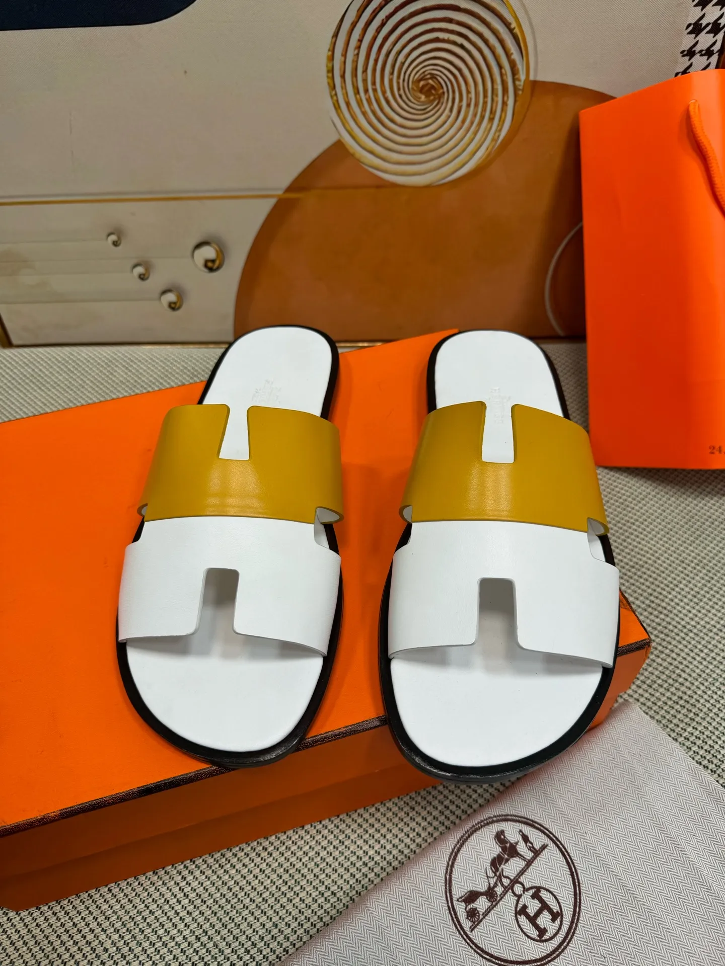 👟👟Ex-factory price 560👟👟 "HERMES" [Classic Original Version] Hermès; Top 🔝 Purchasing Agency 🔍🔍 Men's Latest 🇺🇸 Counter Sales Simultaneously, Original Imported from Italy: Silk Cowhide · Prominent (High-end · Nobility · Grade) Exquisite Workmanship (Italian 🇮🇹 Imported Water Dye Brand Wear-resistant ultra-thousand leather feet) Soles: Original soles specially provided by the original factory, ⚠exclusive double-layer movable rubber molded outsole; super comfortable, wear-resistant, non-slip, environmentally friendly🌳🌳🌳, real photos taken🎬The real ones are more beautiful🔍🔍 (high quality, single goods), you can enter and exit the counter at will* Code number: 38·39·40·41·42·43·44# (45# can be customized) (46 47➕30 customization is not returnable) Welcome to place an order...☕